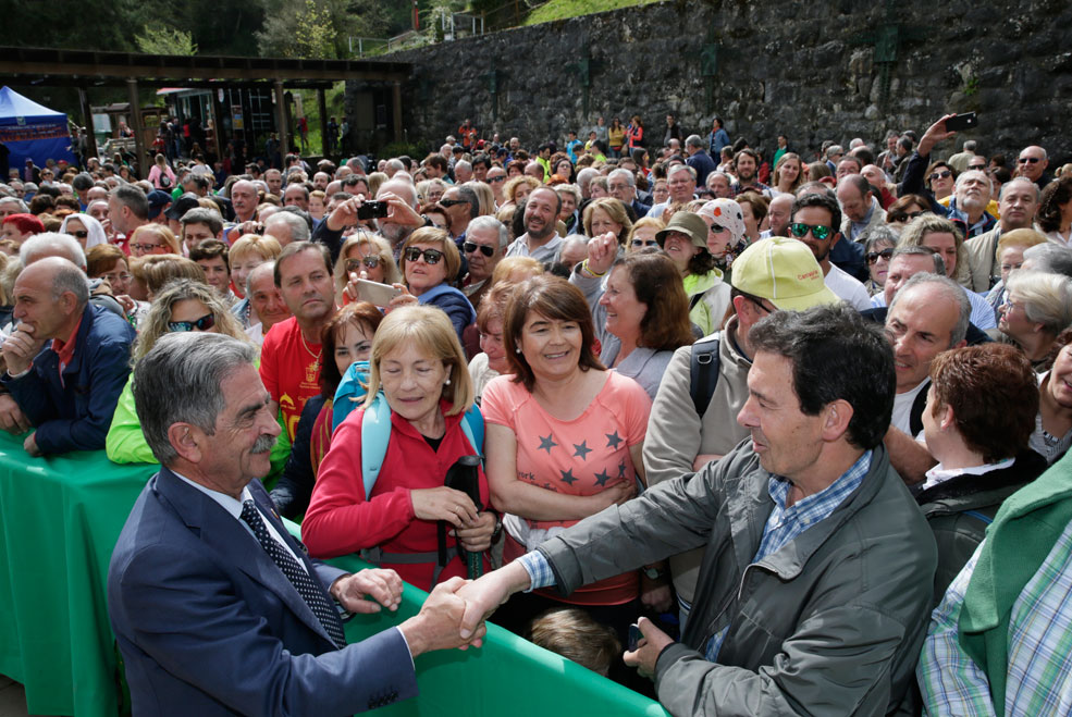 Revilla destaca la consolidación del Camino Lebaniego como uno de los éxitos del Año Jubilar 2017 RevillaCierrePuertaPerdon