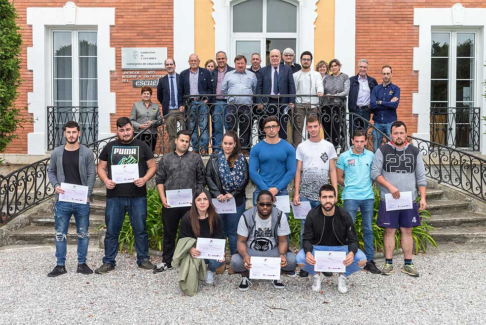 El consejero de Economía clausura la Escuela Taller de la Mancomunidad Miengo-Polanco en la que se han formado 15 jóvenes PolancoSotaEscuelaTallerCla