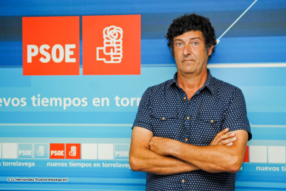 El secretario del PSOE asegura que no forma parte de la nueva empresa adjudicataria de la EDM de Natación PSOEBustillo02