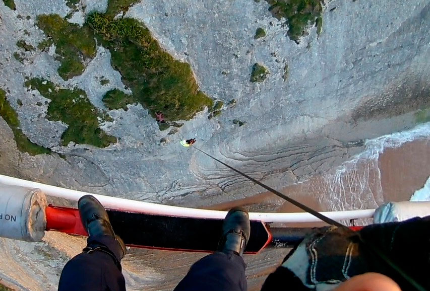 El helicóptero del Gobierno evacua a un joven en un acantilado en Suances 112RescateSuances