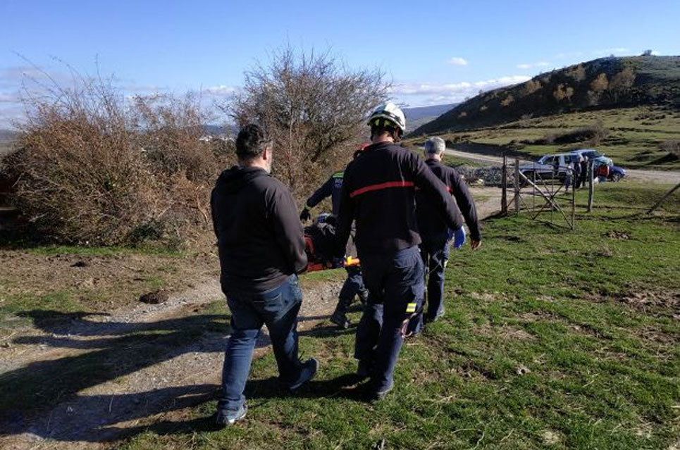 El helicóptero del Gobierno rescata a un parapentista que había quedado colgado de un árbol en Cahecho 112AccidenteCaida