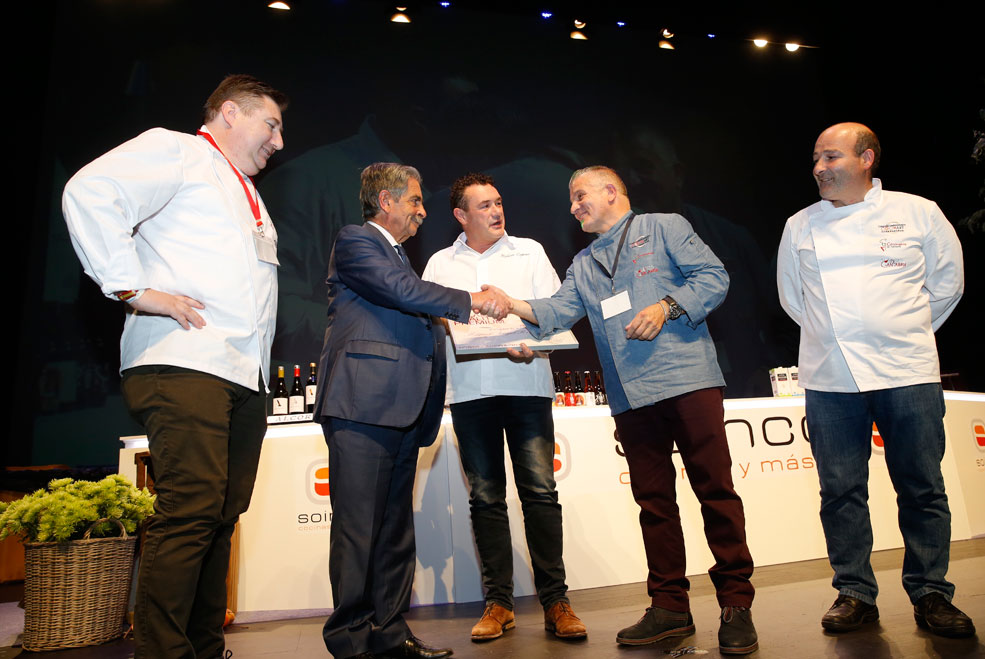 Miguel Ángel Revilla recibe el Premio Especial al Impulso de la Gastronomía Cántabra en Cocinart Torrelavega CocinartTorrelavegaClausura2018