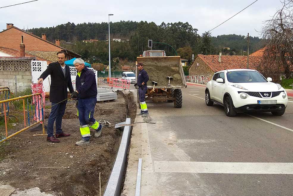 Obras completa un tramo de acera en la carretera de acceso a Sierrallana en Ganzo PRCEstradaGanzoAcera