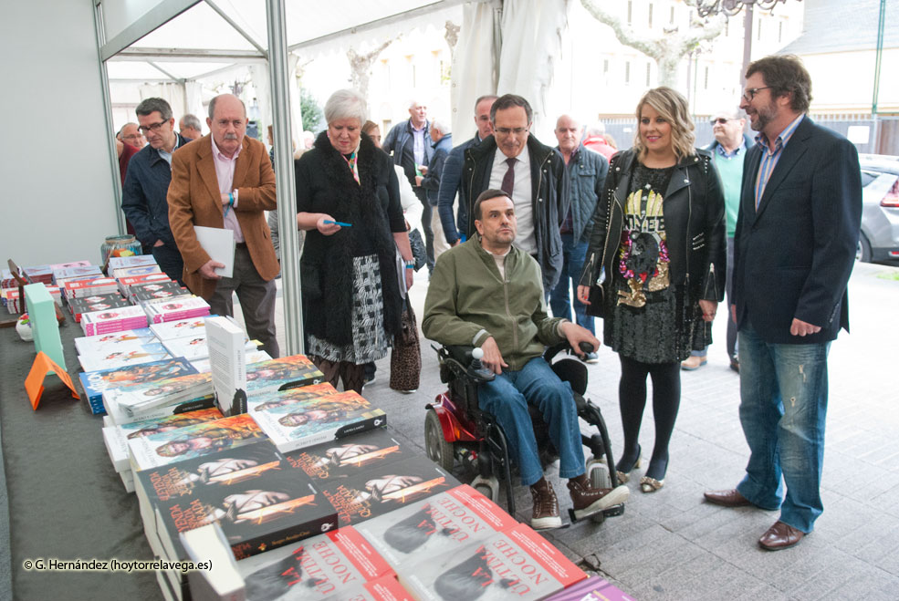 Los libros se adueñan de la Avenida de España hasta el próximo domingo FeriaLibro2019Inauguracion