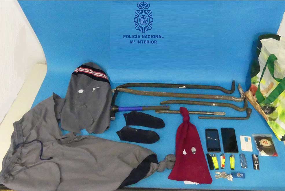 Dos detenidos en un vehículo robado tras una persecución policial entre Los Ochos y Los Corrales de Buelna Policiadetenidospersecucion