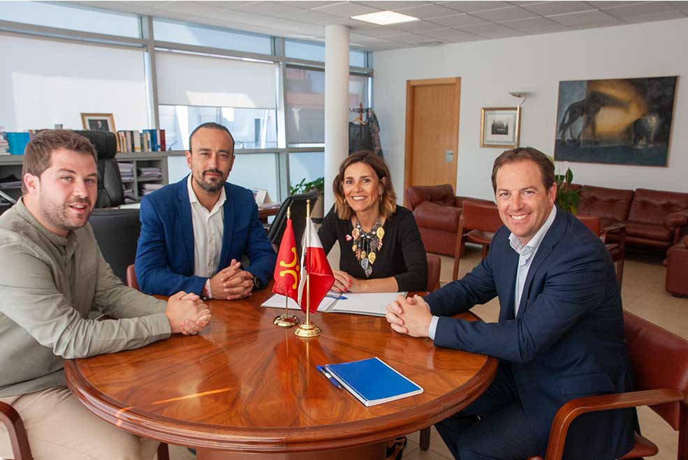 La Consejería de Presidencia quiere implantar el sistema de mediación familiar intrajudicial en Torrelavega EstradaConsejeraFernandez