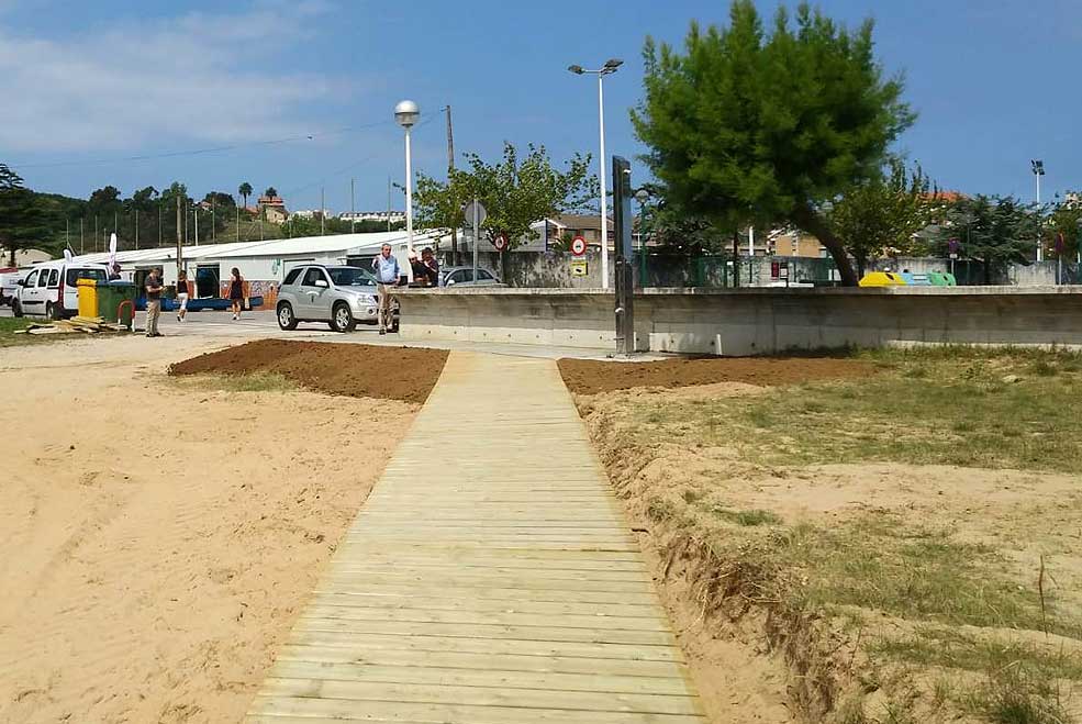 El Ayuntamiento coloca en la playa de La Riberuca una pasarela de madera para mejorar la accesibilidad SuancesRiberucaAlcaldemejor