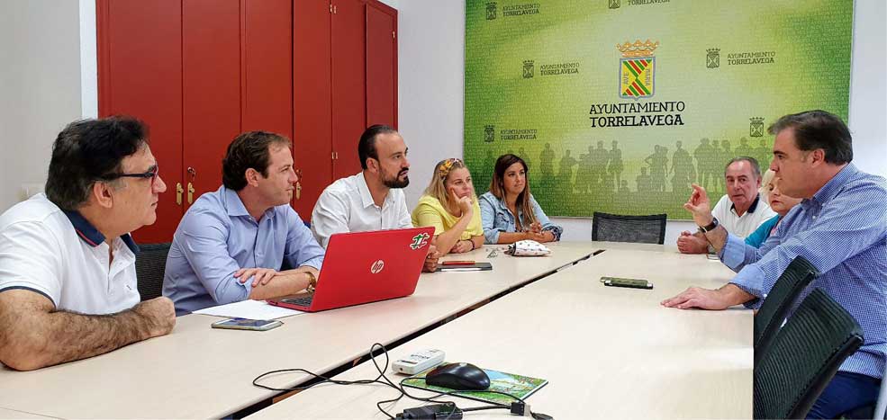 El Ayuntamiento mejorará la señalización de la ciudad y de los establecimientos hoteleros EstradaReunionHoteleros