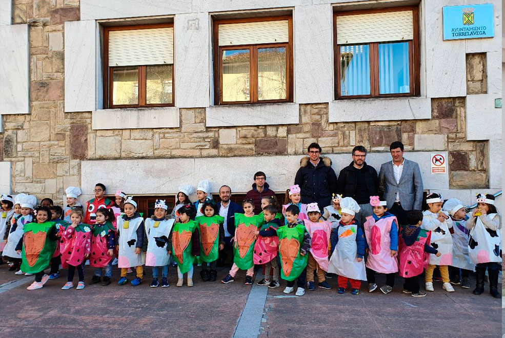 El concurso de disfraces abre el carnaval de Torrelavega MayerVisitaAytoCarnaval