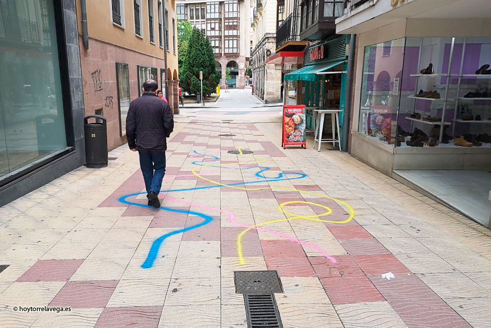 El Ayuntamiento abrirá expediente a ACPT por las pintadas de su “paseo interactivo” ACPTjuegosuelo
