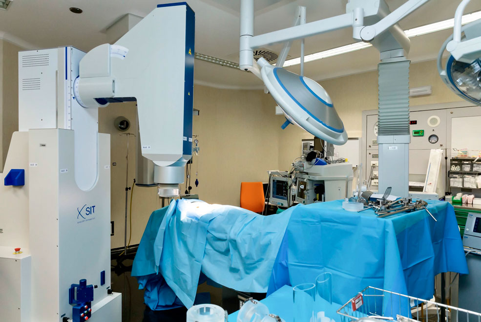 Valdecilla realiza la tercera intervención quirúrgica mundial que combina cirugía robótica y radioterapia intraoperatoria ValdecillaRadioterapia