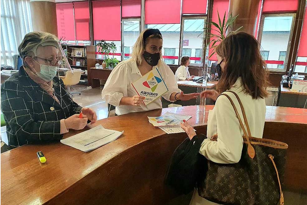 Más de 350 establecimientos de Torrelavega participan en la Campaña de Vales de Compra PRCCristinaRepartoValesComp