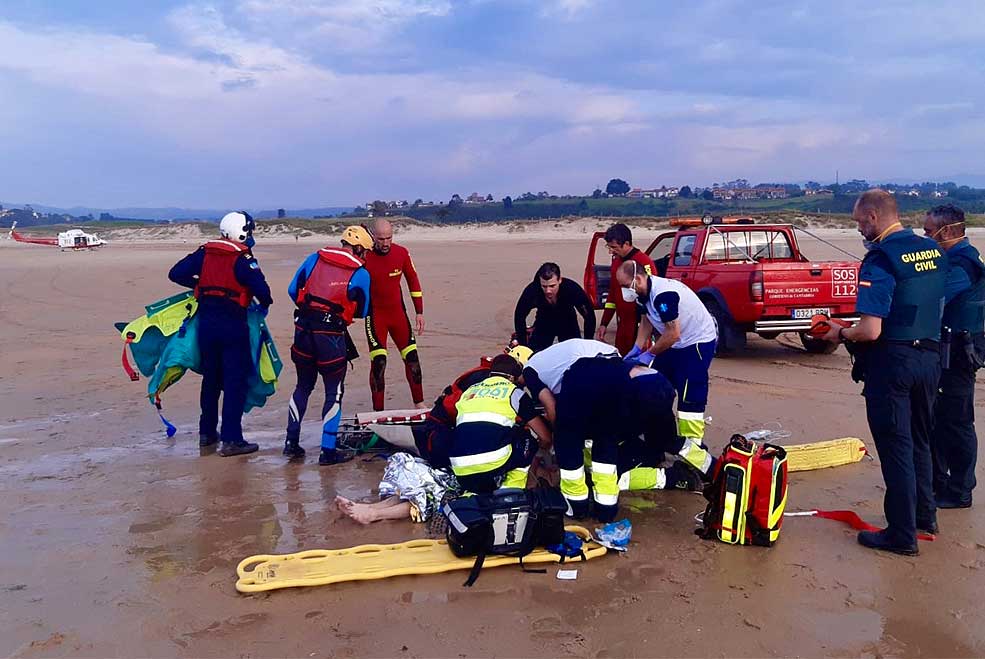 Rescatado un chico de 15 años preahogado en la playa de Oyambre RescatemenorOyambre