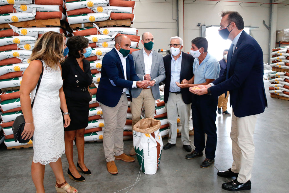 Acuerdo entre AgroCantabria y una cooperativa palentina para incrementar la producción de piensos en la región BlancoFirmaAcuerdoAgroCantabria