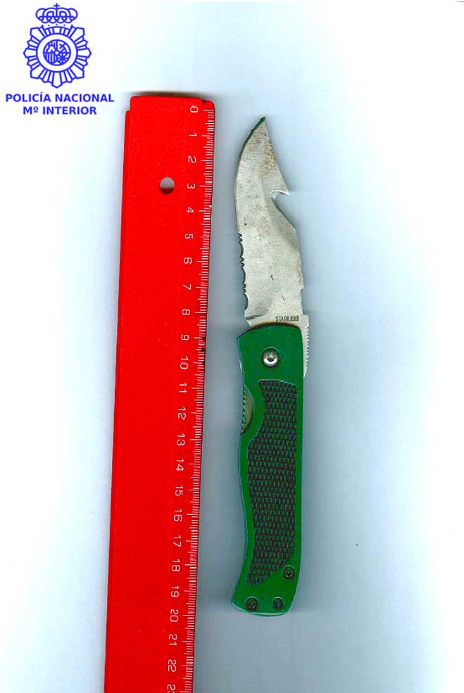 Detenido por amenazar y tratar de agredir con una navaja a varias personas en La Viesca policianavajadetenidoLaVies