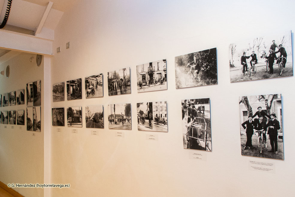 ‘En bicicleta, Torrelavega Siglo XX’ muestra la presencia cotidiana de este vehículo durante el siglo pasado ExposicionBicicletas2020