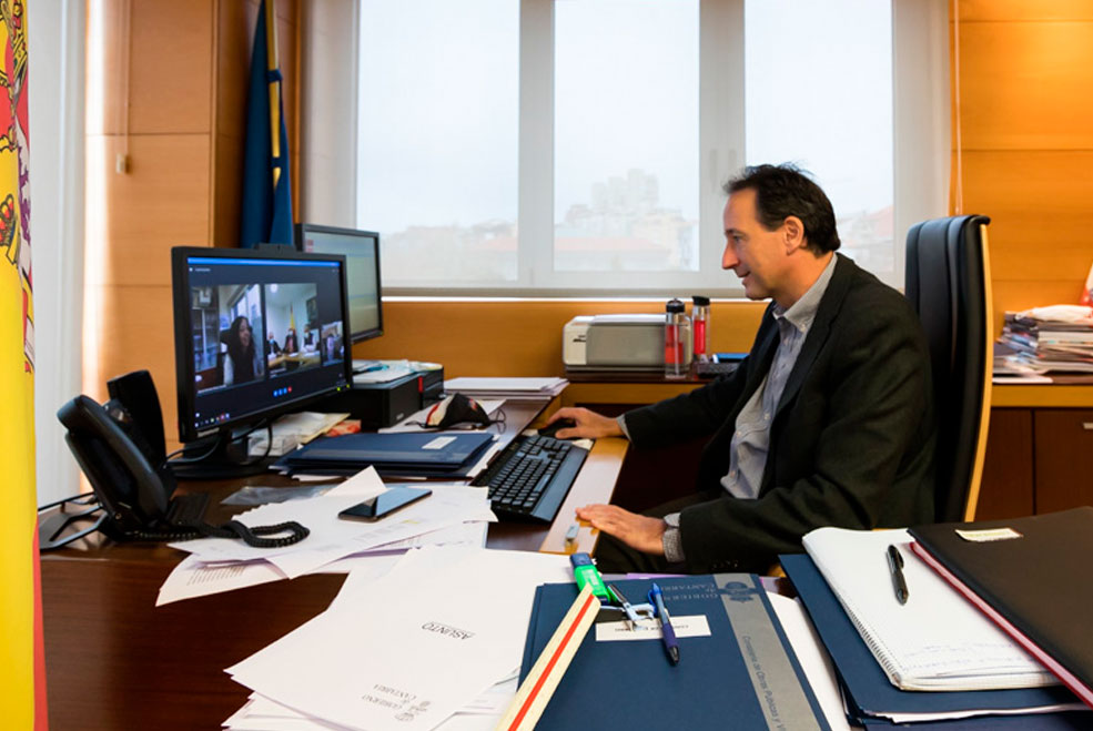 Obras Públicas gestionará la red de saneamiento municipal de Miengo una vez concluya su cesión al Gobierno regional MiengoReunionAlcalde