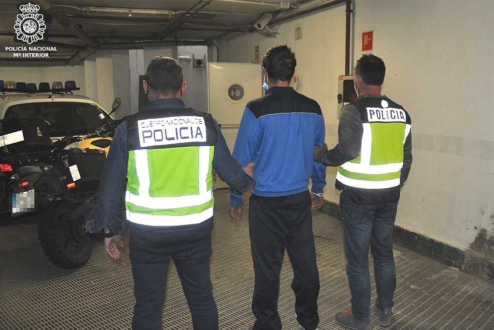 Detenido por robo con intimidación en una gasolinera el presunto autor de un alunizaje en Torrelavega PoliciaDetenidorobogasoline