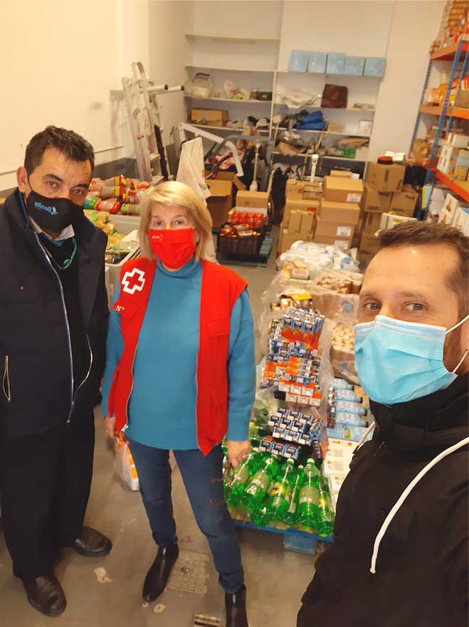 La plantilla de Solvay dona 5 toneladas de alimentos para personas de la comarca CruzRojadonacionSolvay