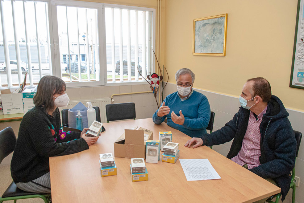 El Ayuntamiento de Reocín facilita a alumnos con dificultades económicas dispositivos para que tengan acceso a internet ReocinAntonioRoutersWifi