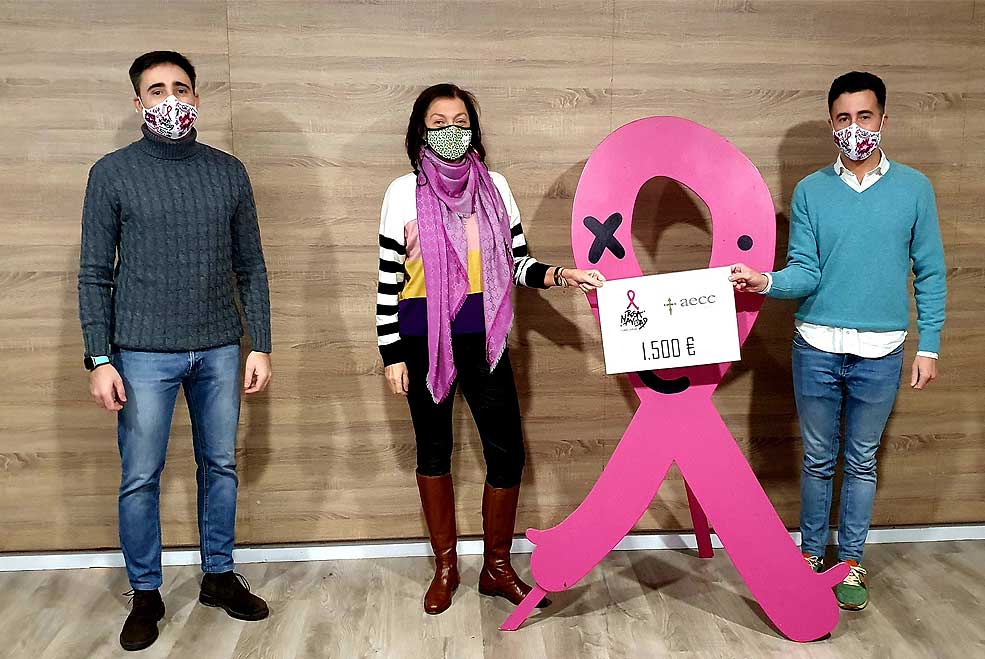 Rosa Navidad entrega a la AECC los 1.500 euros recaudados con la venta de lotería RosaNavidadChequeLoteria