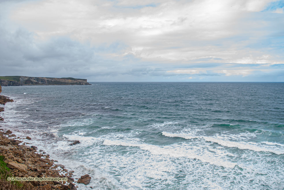 Rescatadas en helicóptero dos chicas atrapadas en los acantilados de Punta Ballota en Tagle SuancesPuntaBallota