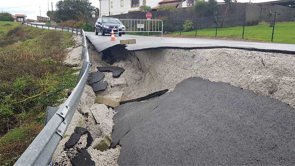 Un grave hundimiento en la carretera a la playa de Tagle obliga a cortar el tráfico en la zona Suancestaglesocavonplaya