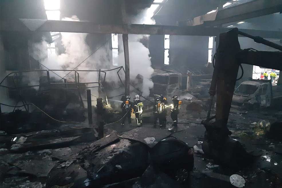 Las llamas calcinan una nave industrial con maquinaria en el polígono Mar de Polanco 112PolancoNaveMaquinaria