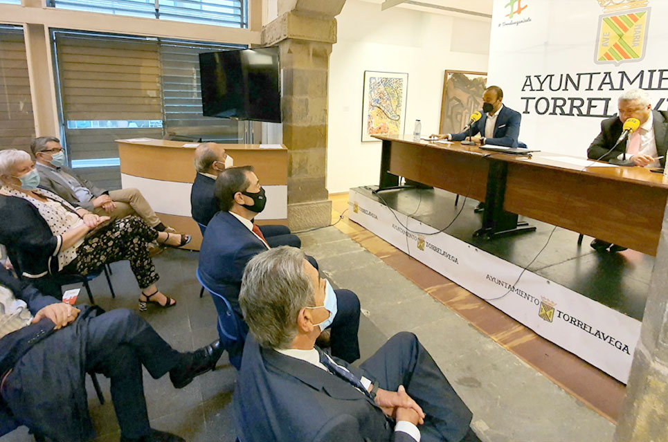 El alcalde se muestra “optimista” respecto a Sniace:“Me niego a pensar que su camino ha acabado aquí” BesayaFuturaLopezEstrada