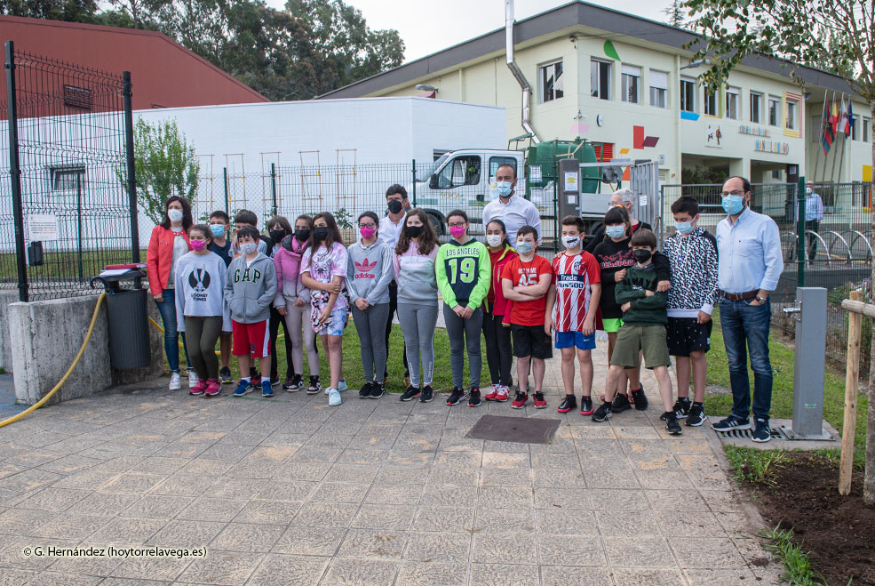 Torrelavega se suma a la campaña #UnArbolPorEuropa con una plantación simbólica en el CEIP Manuel Liaño ColegioManuelLianoPlantacion