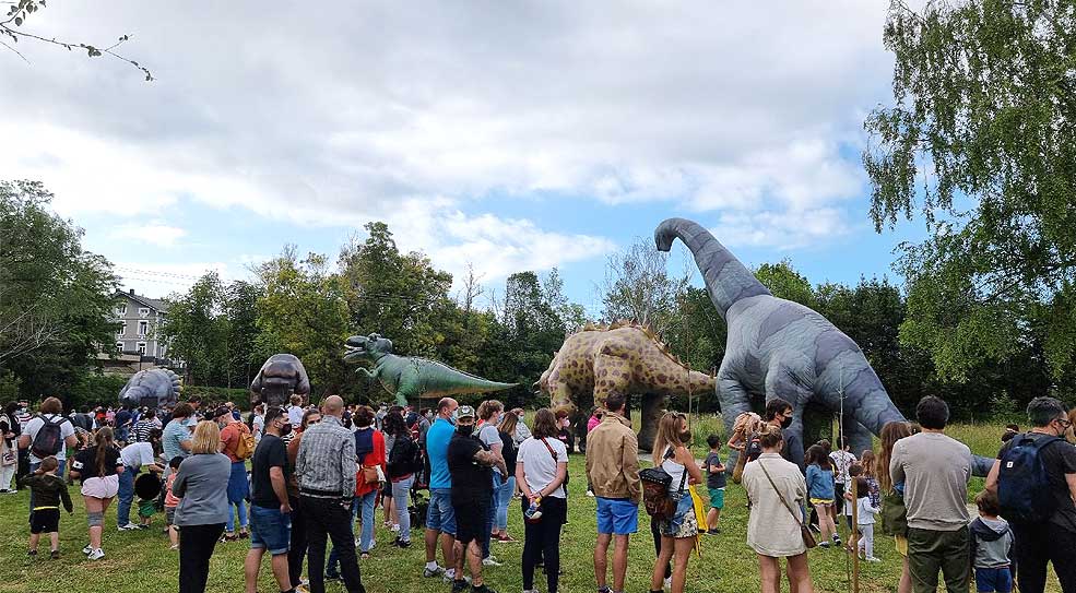 Los dinosaurios conquistan a niños y adultos en ‘La Viesca Jurásica’ LaViescaDinosaurios