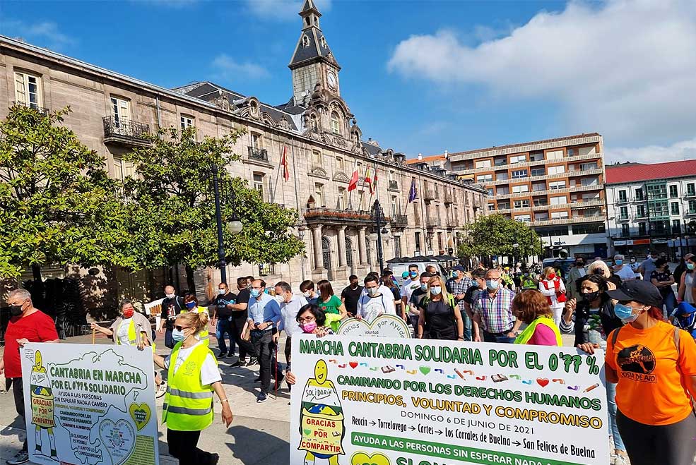 La Marcha Cantabria Solidaria por el 0,77% recaló en Torrelavega MarchaSolidaria2021Torre
