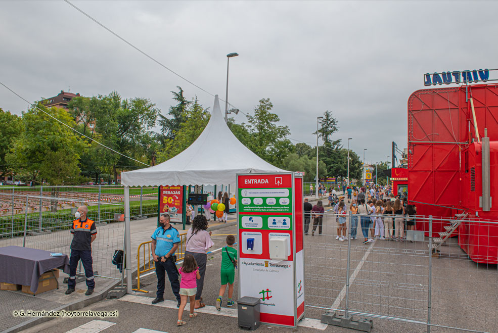 La Policía interviene por un joven que amenazaba con unas tijeras a la gente en el recinto ferial RecintoFiestas03
