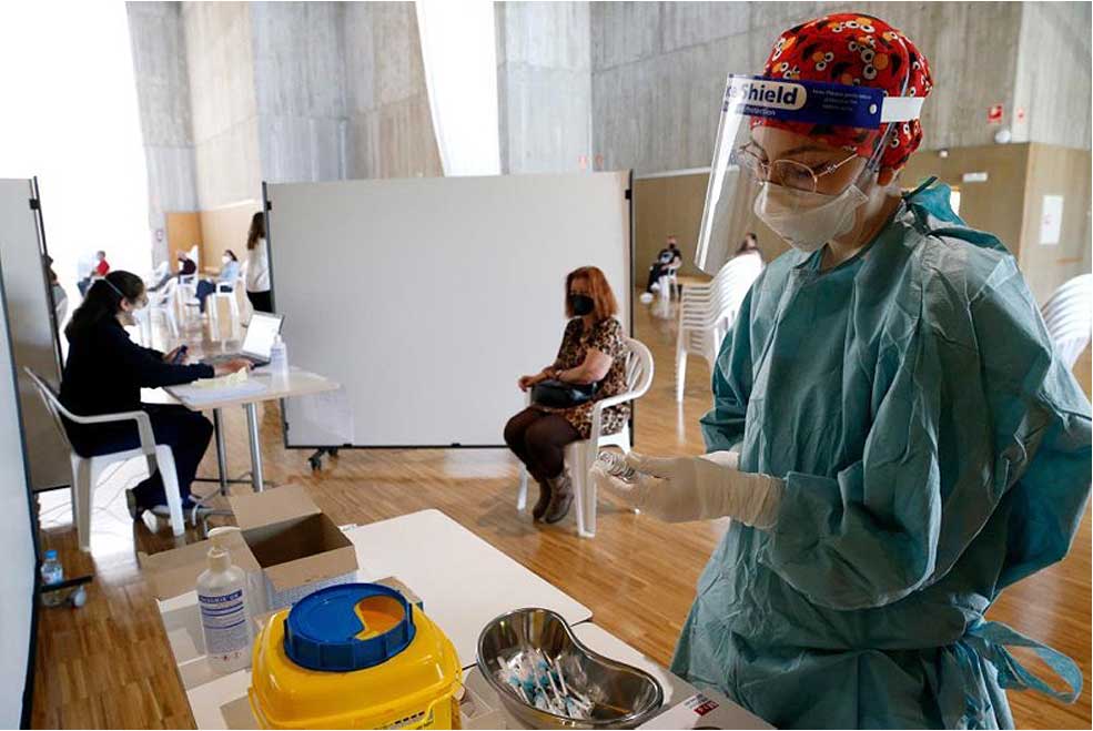 Cantabria, preparada para dar la tercera dosis de la vacuna contra la COVID a los mayores de 60 años VacunacionPalacioExposicion