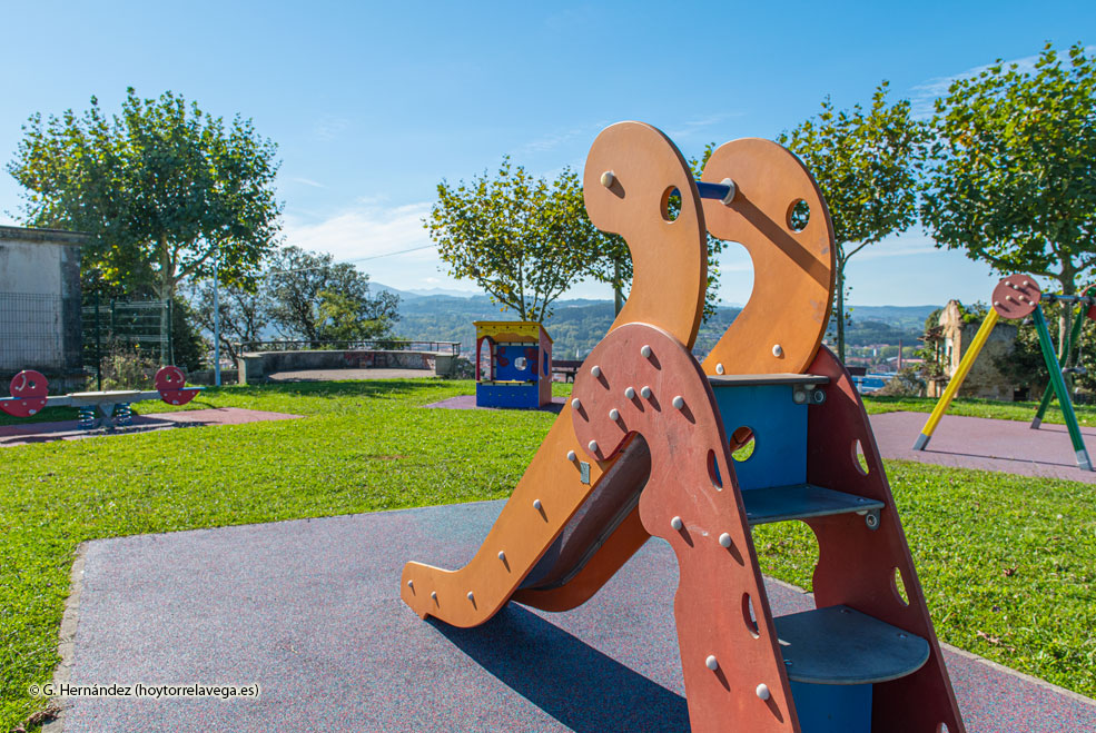 Inversión de 7.710 euros para renovar el suelo de goma y pintar los columpios del parque Emilio Revuelta BarrioEmilioRevueltaParque