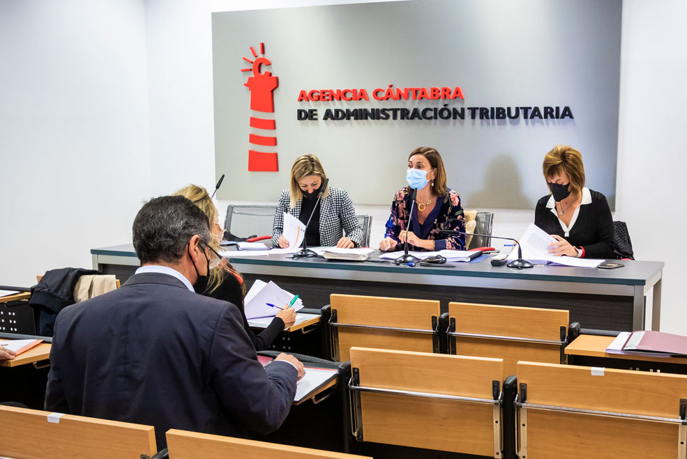 El Gobierno de Cantabria aumentará un 2% el salario a sus empleados públicos VianaMesaNegociacion