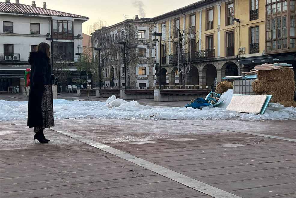 El PP se hace eco de la “indignación” de los vecinos de Baldomero Iglesias por el desmontaje de la pista de hielo PPMartaPlazaRojaPista