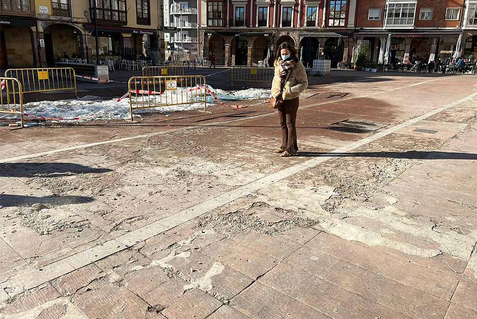 El PP pide una investigación por los daños en la Plaza Baldomero Iglesias tras la retirada de la pista de hielo PPMartaPlazaRojadanos