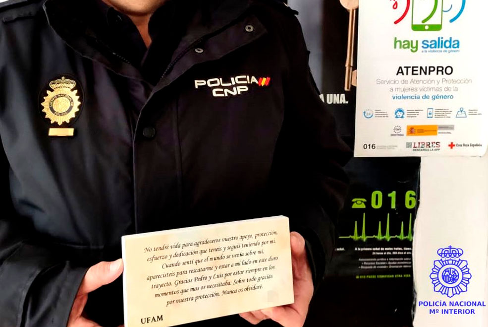 PoliciaAgradecimientoMujer