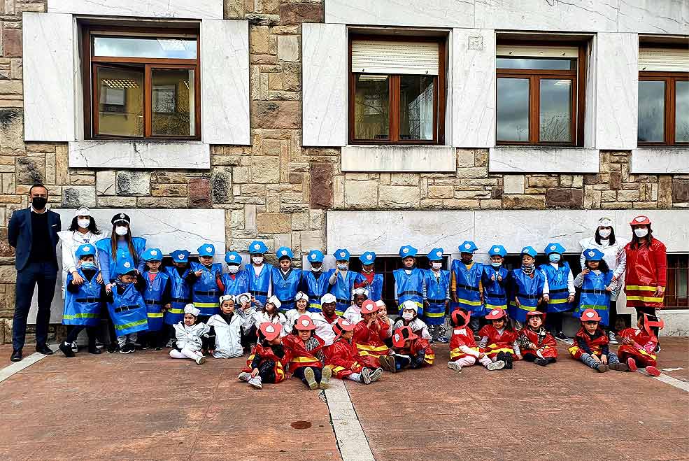 Pequeños policías, sanitarios y bomberos del Colegio Mayer inician el Carnaval en Torrelavega CarnavalMayer2022