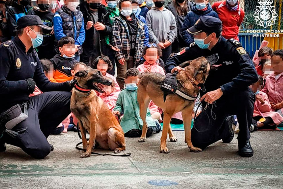 Alumnos de infantil y primaria del Colegio Mayer reciben visita de la Policía Nacional PoliciaVisitaMayer