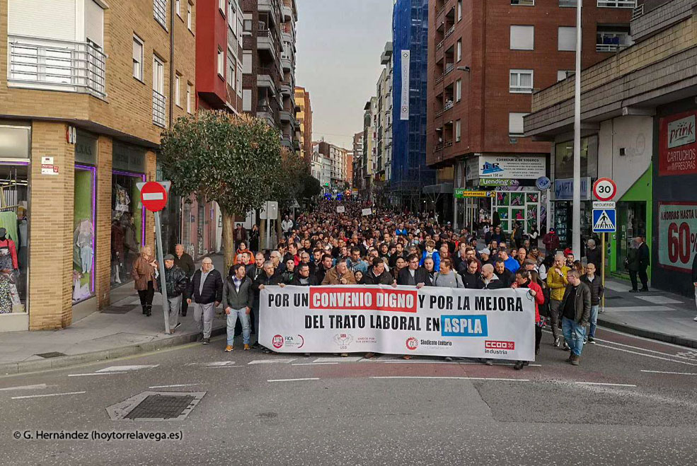 Unas 3.000 personas apoyan a los trabajadores de Aspla, que se plantean endurerecer sus acciones AsplaManifa14febrero