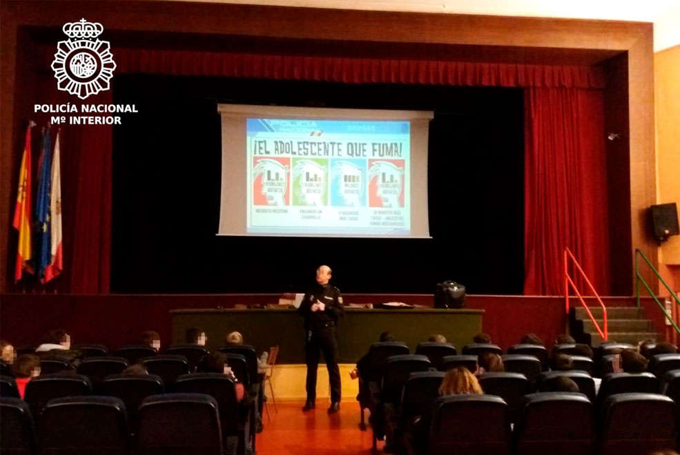 La Policía Nacional imparte una jornada para la prevención del consumo de drogas PoliciaCharlaDrogas