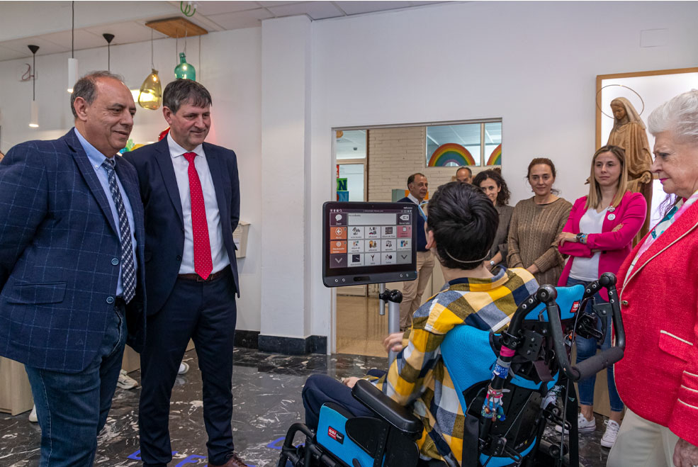 Bondalti dona al Asilo un equipamiento para niños que permite comunicarse con el movimiento ocular BondaltiAsilo