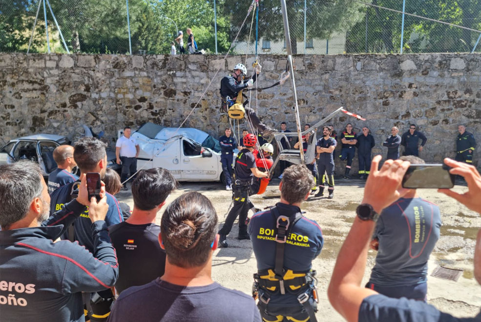 Bomberos del 112 imparten un taller de rescate en remontes mecánicos en las Jornadas Internacionales BomberosJornadasInternacionales