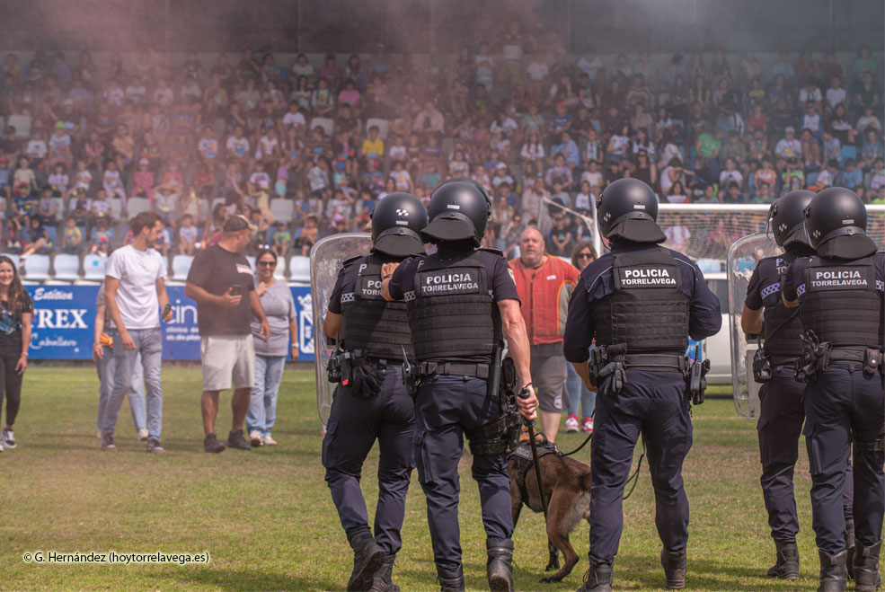 Exhibición de las unidades caninas de la policía para 6.000 escolares de 28 colegios PoliciaExhibicionCanincaMalecon