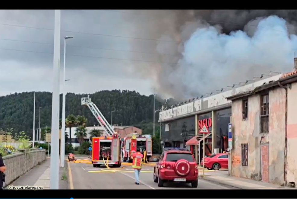 Un voraz incendio devasta el bazar Siglo de Campuzano IncendioBazarCampuzano