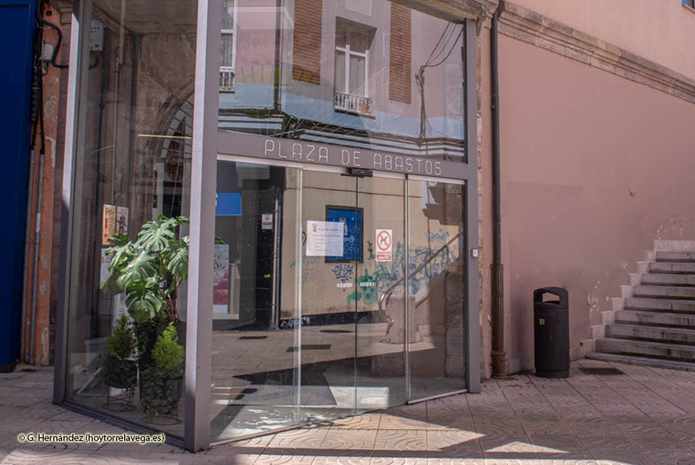 El Ayuntamiento prevé tres aseos adaptados para personas ostomizadas PlazaAbastosExteriorPuerta