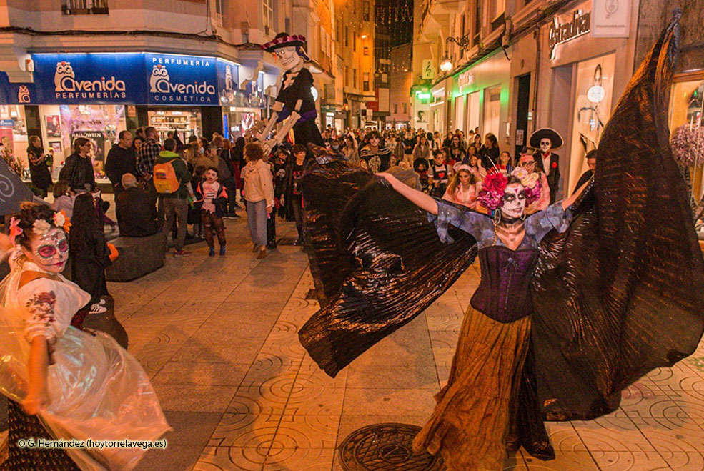 Torrelavega celebra Halloween con una caravana teatral y un pasacalles Halloween2023Catrinas