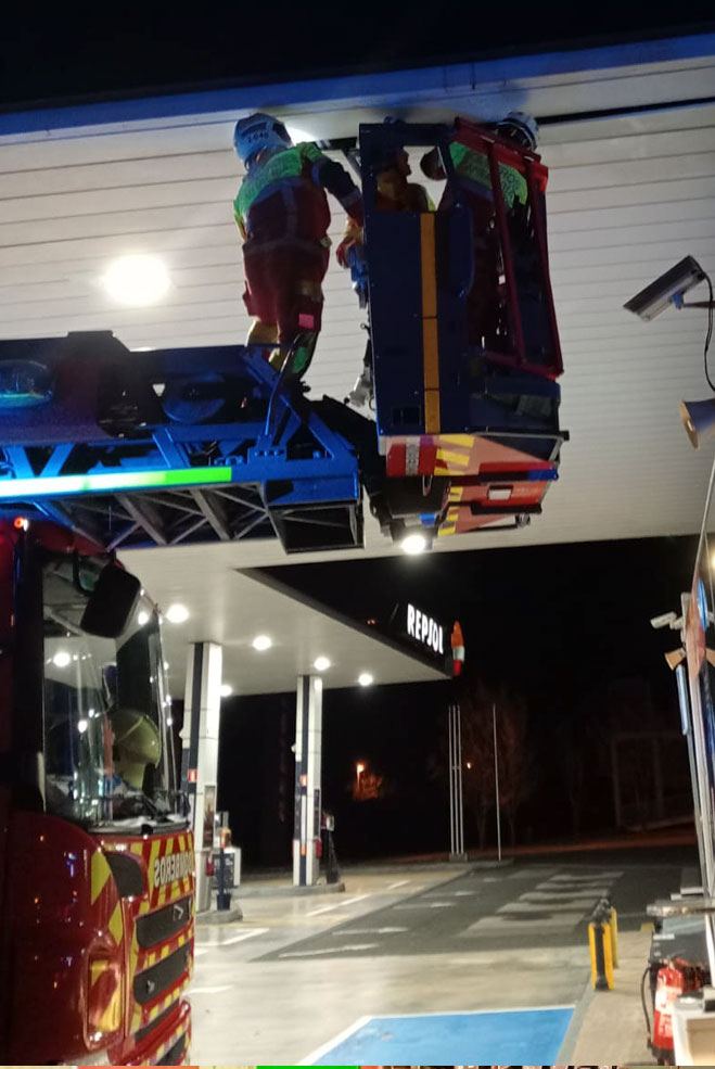 Los fuertes vientos elevan la alerta naranja en la costa, Cantabria del Ebro y Liébana 112VientoTunelLavadoCaviedes